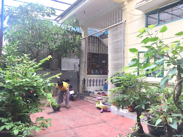 Bán căn nhà ngõ phố Trịnh Công Sơn có sân đẹp, nhà kiểu biệt thự giá bán mềm