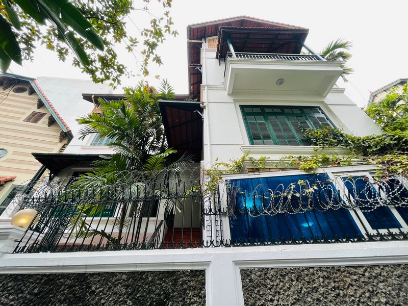 Bán căn nhà 6 tầng mặt phố Quảng Khánh, Phường Quảng An, cạnh Hồ Tây xe hơi đỗ