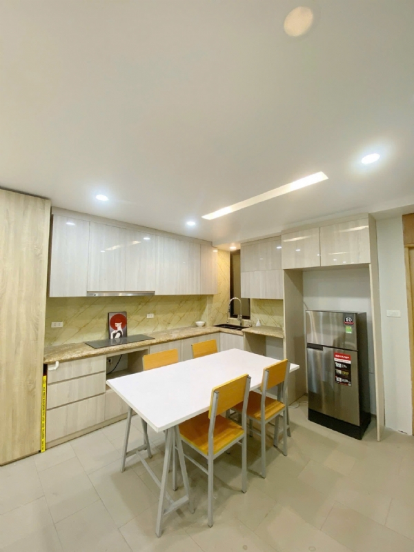 Toà nhà 6 tầng gồm 5 căn hộ cho thuê, nhà có thang máy cách Hồ Tây 40m, giá cực hợp lý